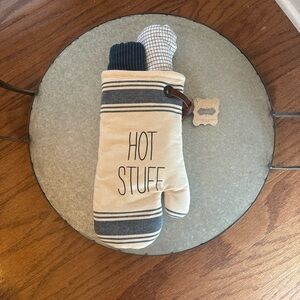 Mud Pie Blue and Cream Oven Mitt with 2 kitchen towels included.  Brand new
